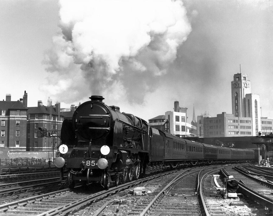'Howard of Effingham' leaving London Victoria station, c 1939. Art Print - Science Museum Shop