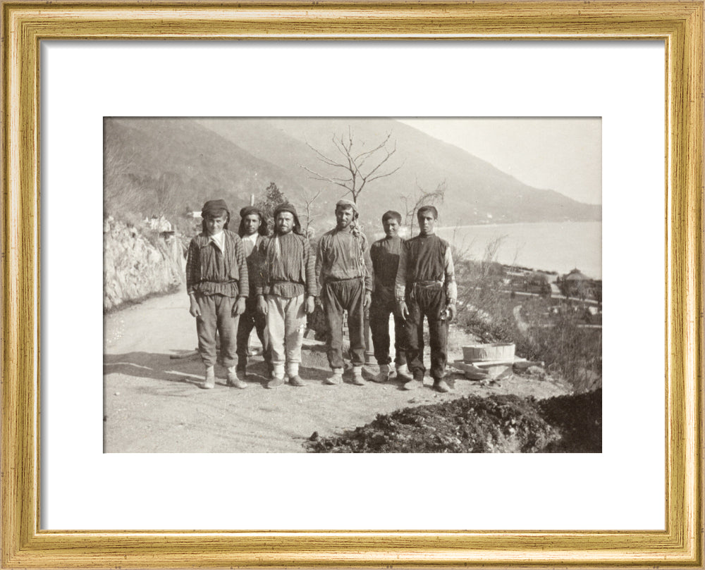 Workmen at Gagra art print extra small gold Art Print - Science Museum Shop