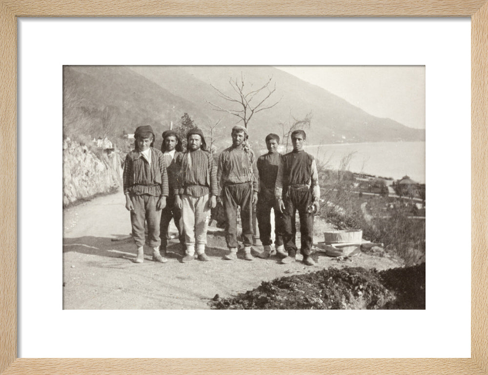 Workmen at Gagra art print small natural Art Print - Science Museum Shop