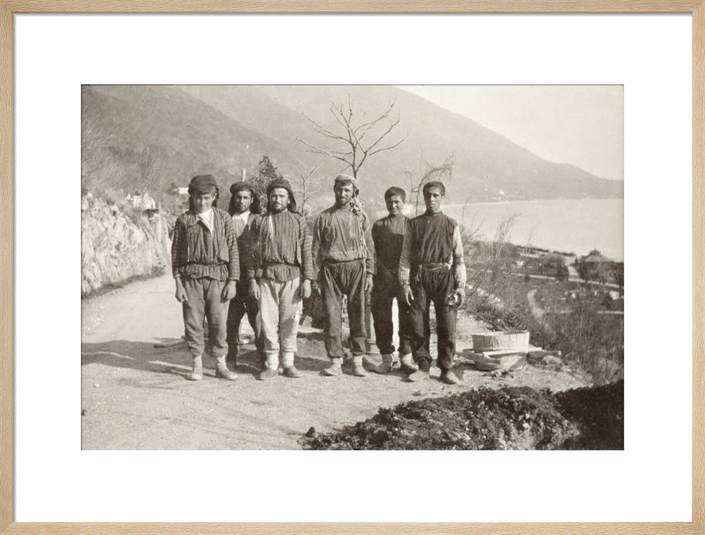 Workmen at Gagra art print large natural Art Print - Science Museum Shop