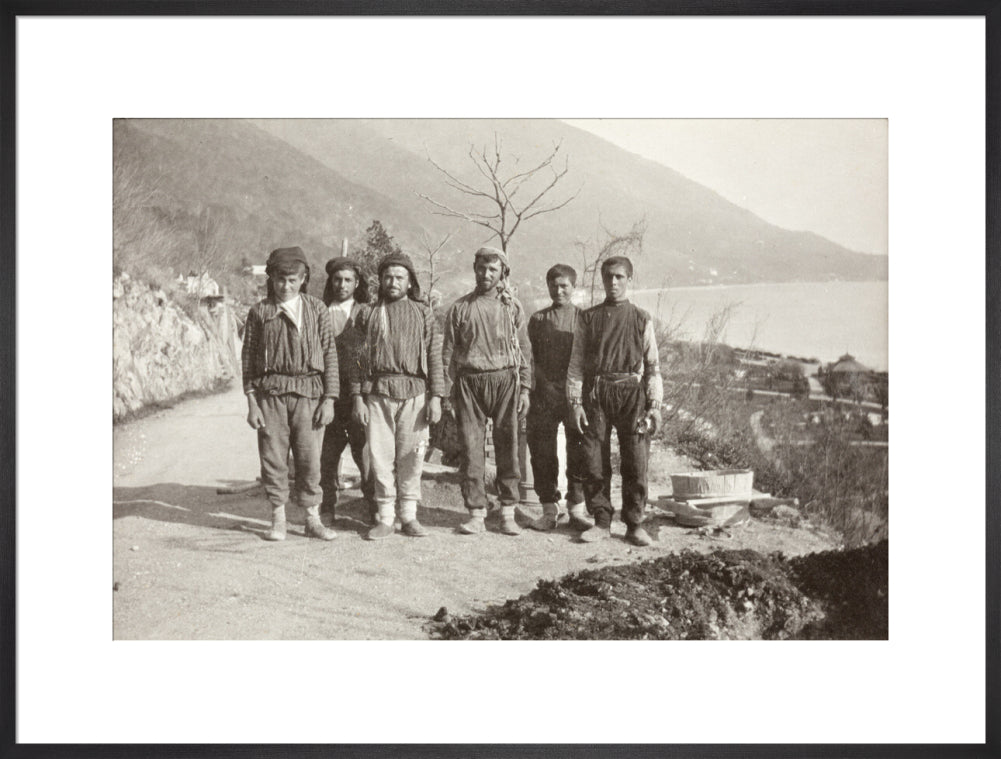 Workmen at Gagra art print extra large black Art Print - Science Museum Shop